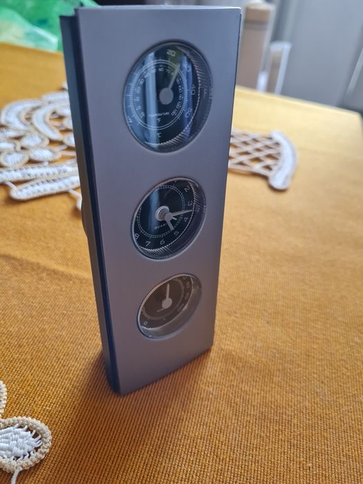 Termometru, higrometru  și ceas cu baterie.