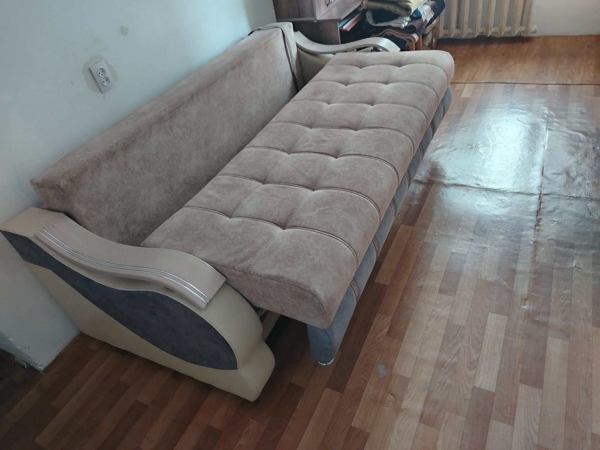 Срочно продам диван расклодной. Года нет как купили. Не клапованый.