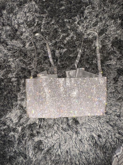 Топ с камъчета актуален