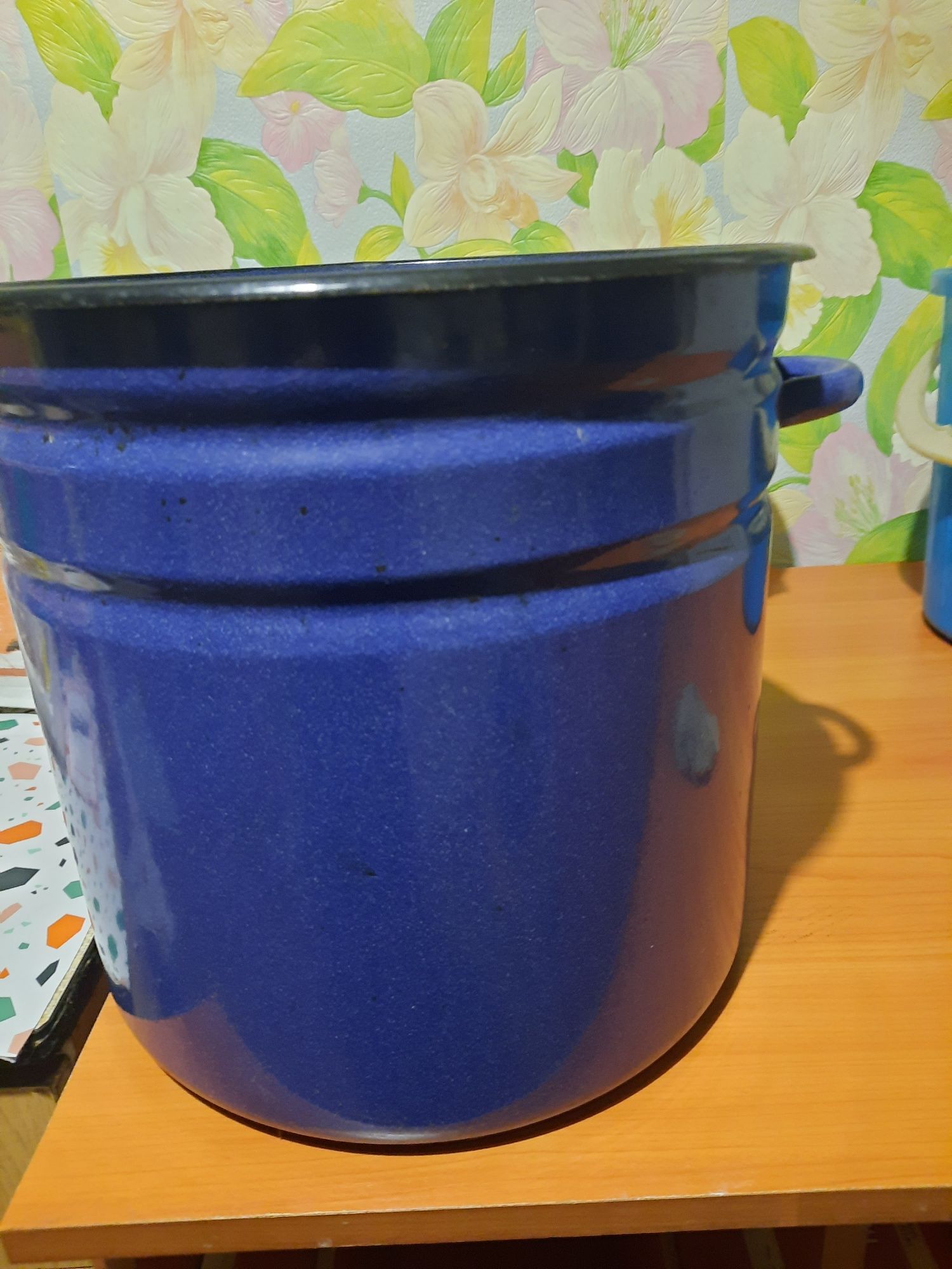 Продам кастрюли, вазы для цветов.