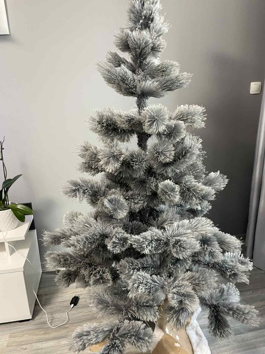 Снежна коледна елха