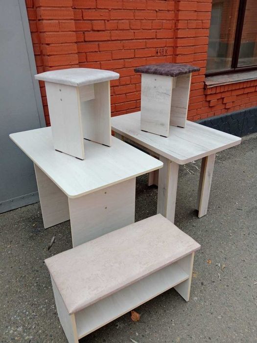 Новые кухонные столы с четырьмя табуретками по 18000 тенге.