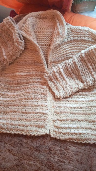 Ръчно плетена вълнена жилетка