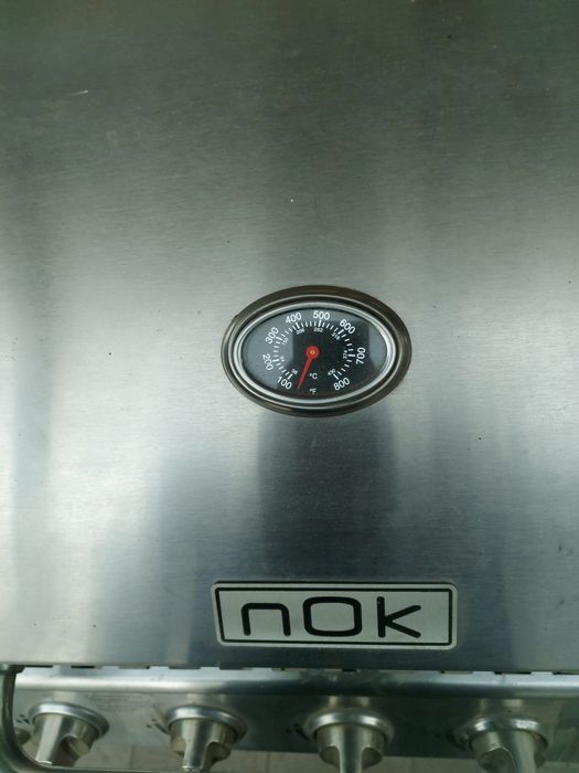 Vînd un grătar pe gaz