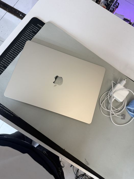 MacBook Air 15 M3, 16GB/512GB, impecabil ca nou, 1 ciclu încărcare