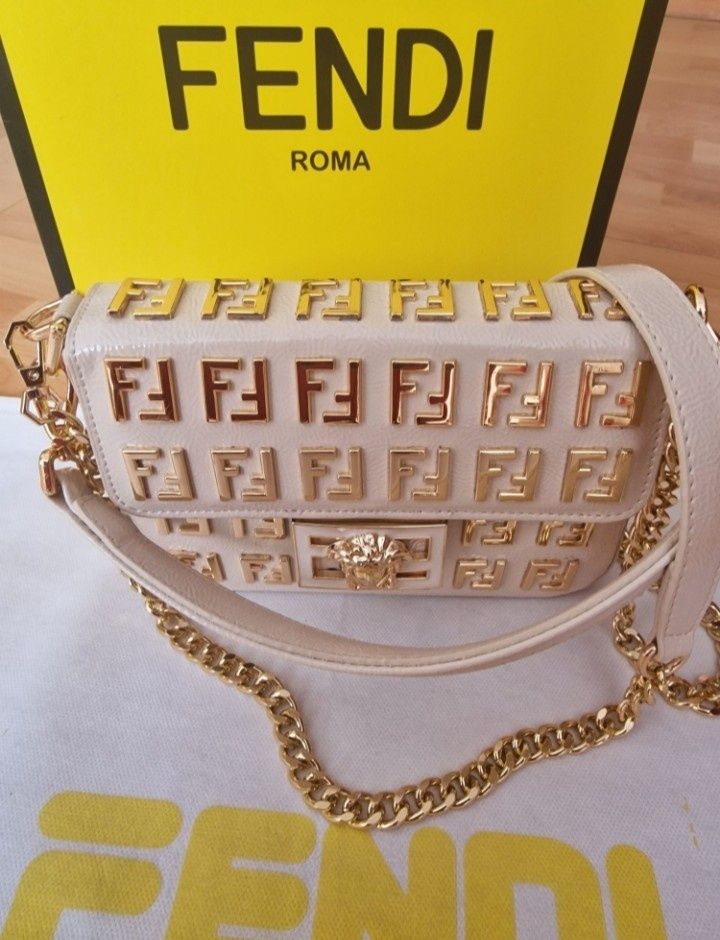 Geanta Fendi nude piele naturala 100%,Italia,saculet,etichetă