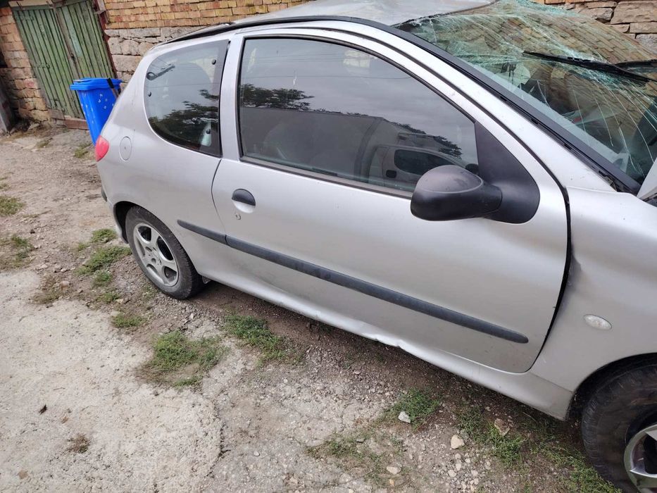 Продавам Peugeot 206 1.4 бензин на части - много изгодни цени!!