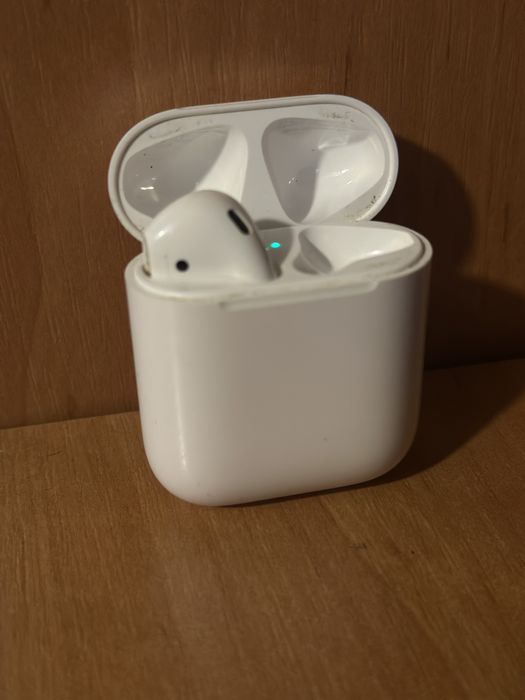 Airpods 1. Кейс и левый наушник, правого нет