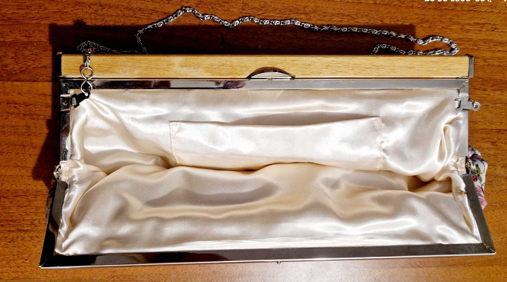 Poseta tip plic si cu lant, interior satin (cu buzunar interior) noua