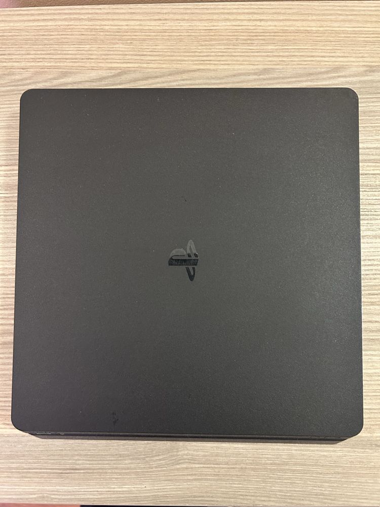 Продавам Playstation 4 SONY