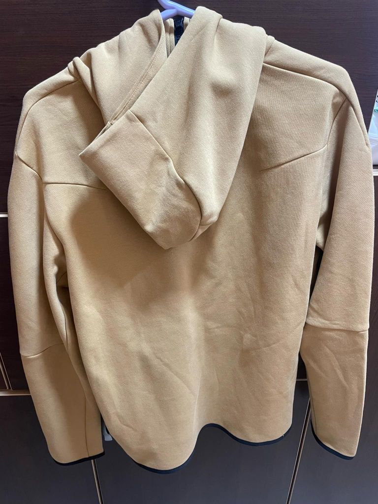 ЧИСТО НОВО горнище на Nike tech fleece бежов