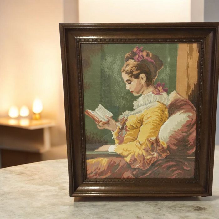 Гоблен ‘Момичето с книгата’ с рамка
