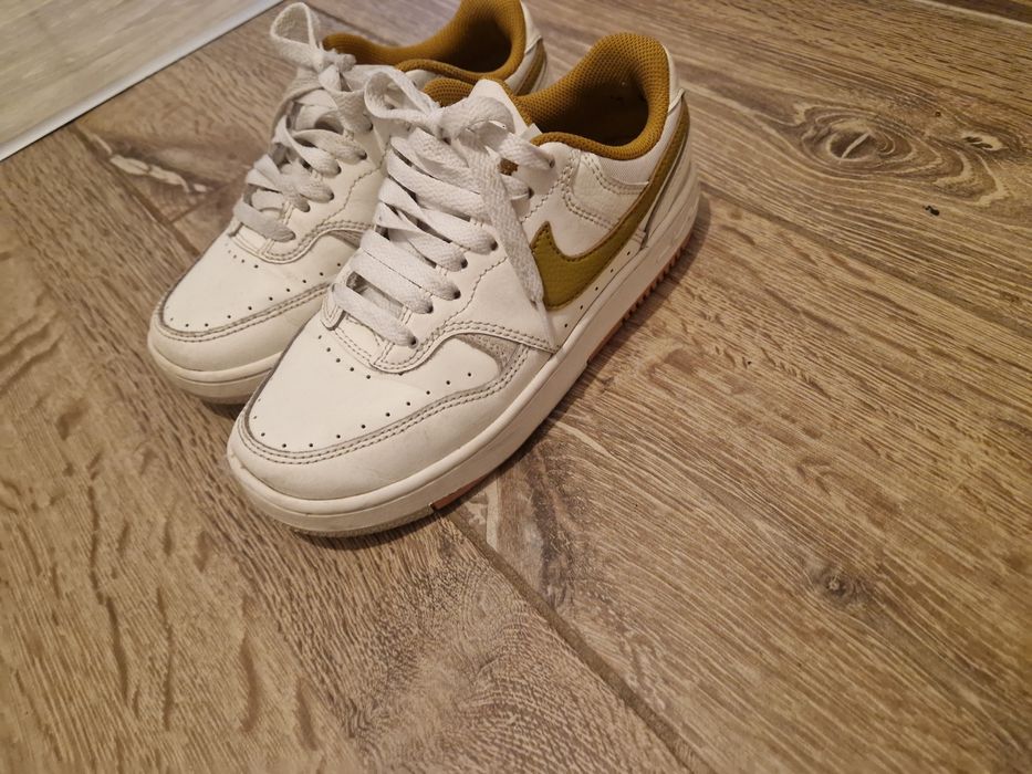 Vând încălțăminte în stare foarte bună.