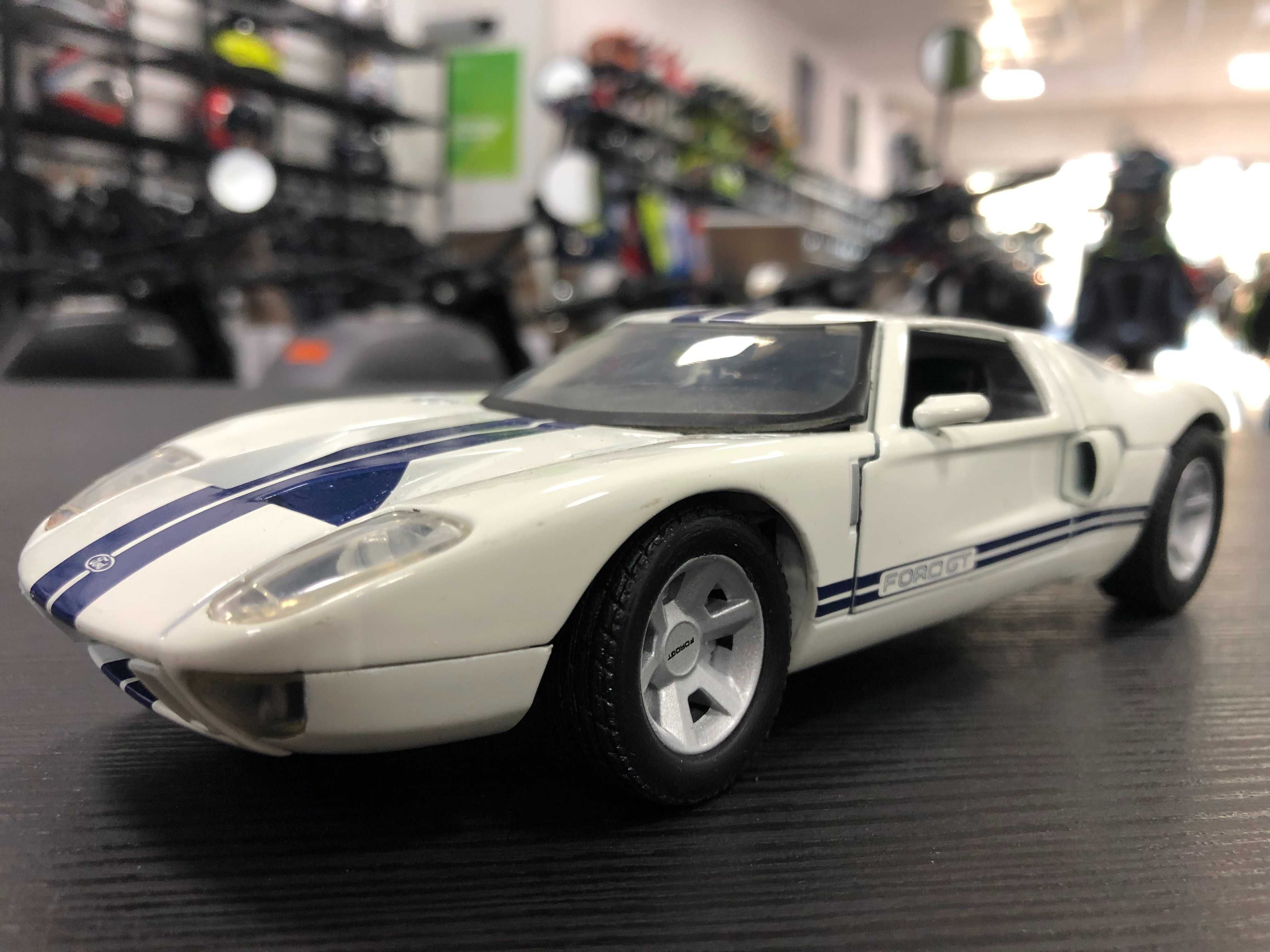 Чисто нова метална колекционерска количка FORD GT  1:24 мащаб