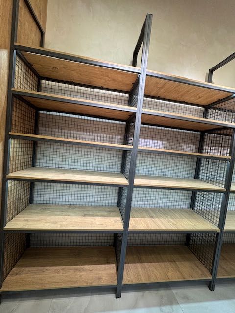 Срочно! Лофт усулида килинган янги витрина сотилади!