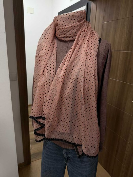 Дамски шал, прозрачен, употребяван.