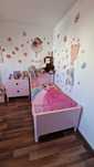 Vand Set mobilă IKEA roz pentru fetiță – pat, dulap și comodă, stare e