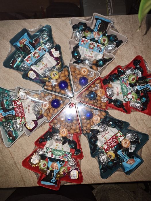 Подарки ёлочка-подставка для телефона с конфетами