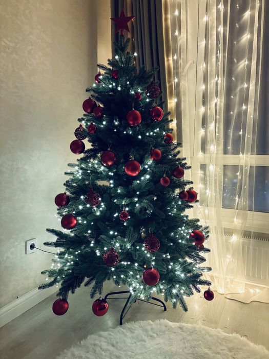 Продам елку с шариками и гирляндой за 30к