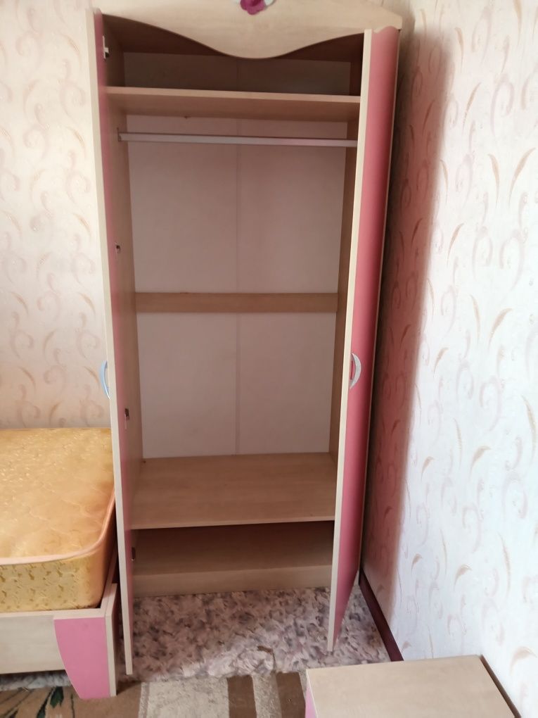 Продам детскую мебель с кроватью