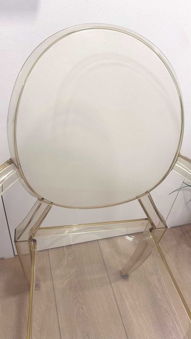 Столове 3 броя Louis Ghost от Kartell.