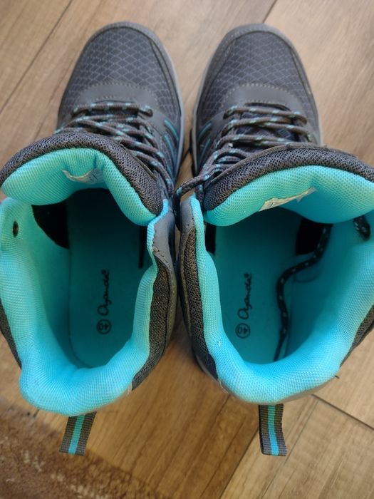 Дамски спортни обувки