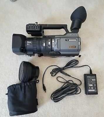 Sony Handycam DSR-PD 170 include toate accesoriile.