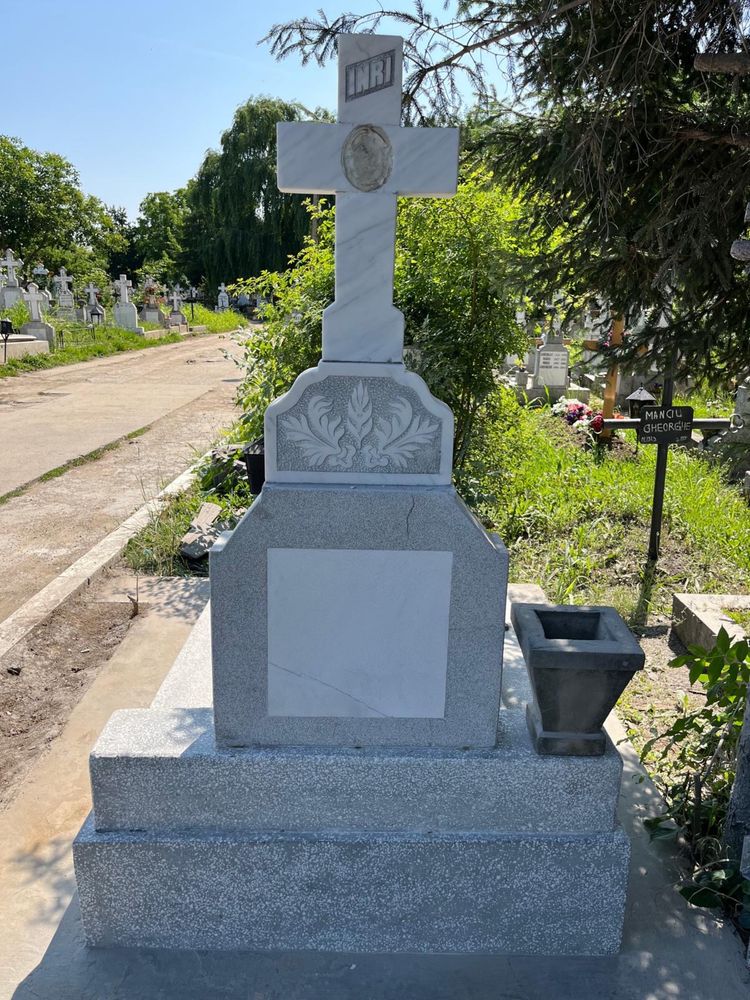 Loc de veci 3 cripte in cimitirul Metalurgiei (Berceni)