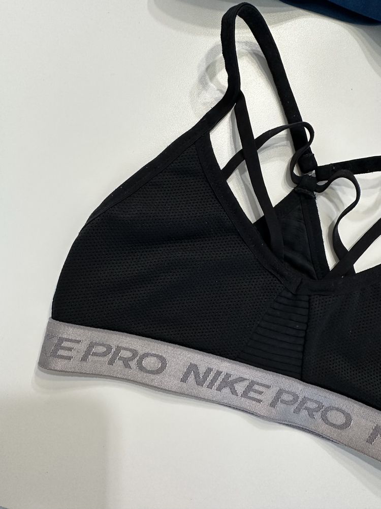 Спортни сутиени/ бюстиета Nike