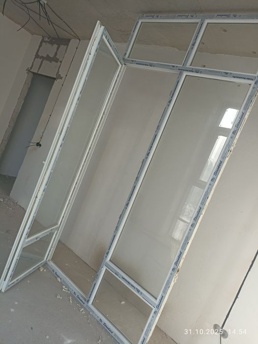 Окно витражное 3х1.5 б/у 2шт.