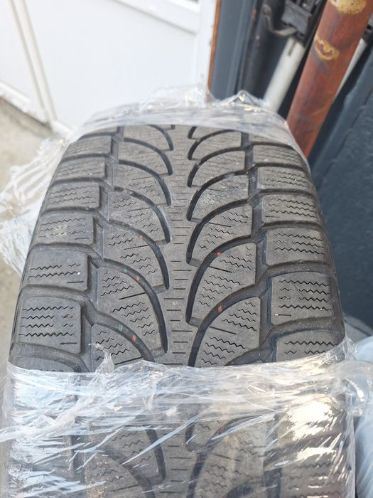 Vând 235 55 18  M+S