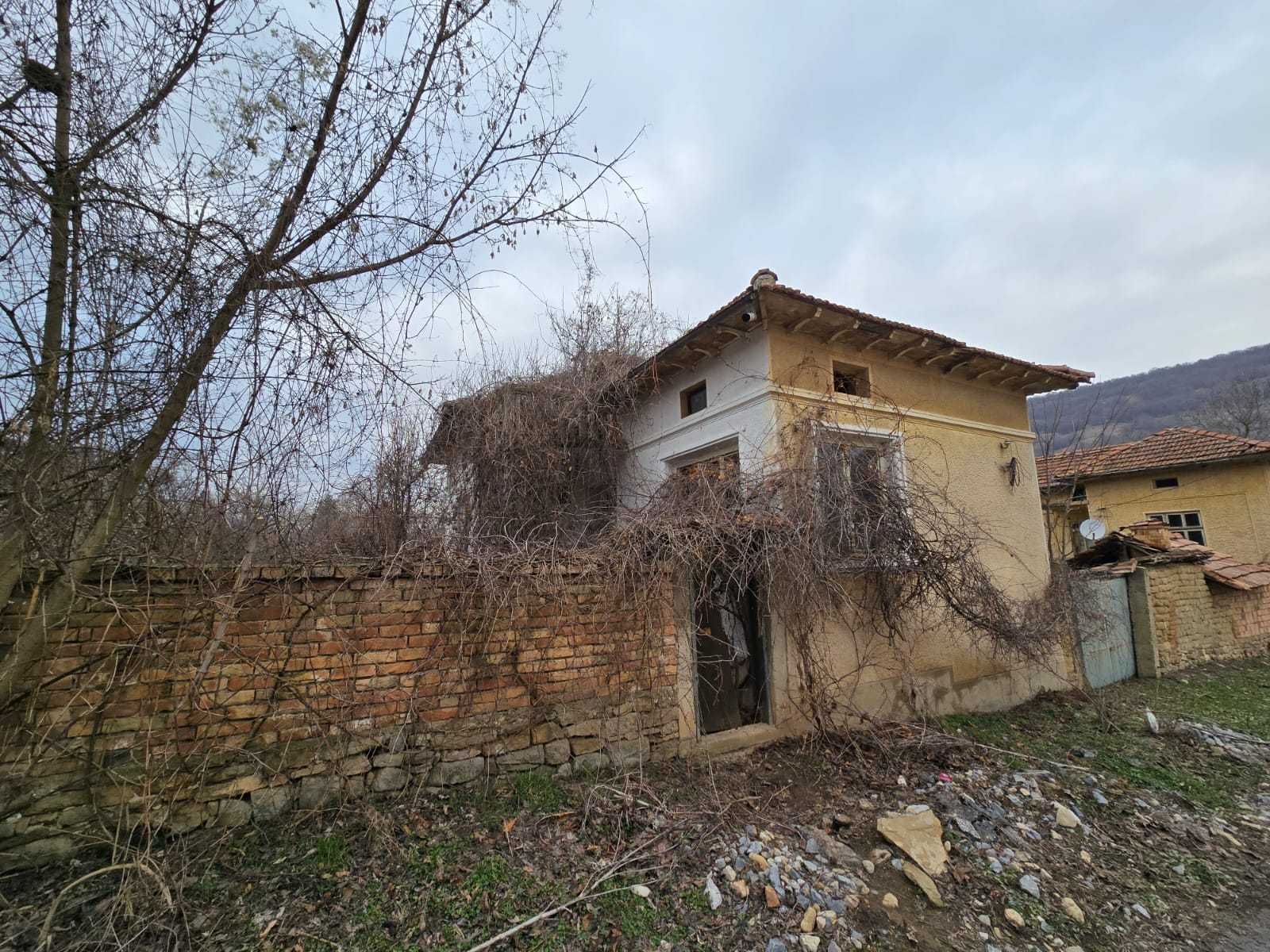 Стара къща с двор и кладенец в с. Бяла река - общ. Сухиндол