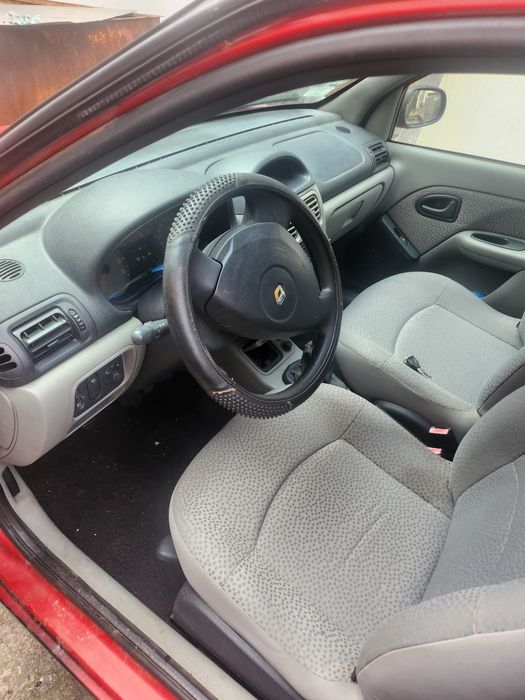 Vând Renault clio an 2005 motor 1,4 benzina an 2005