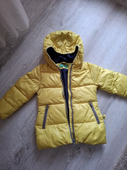 Жълто яке размер 82 benetton