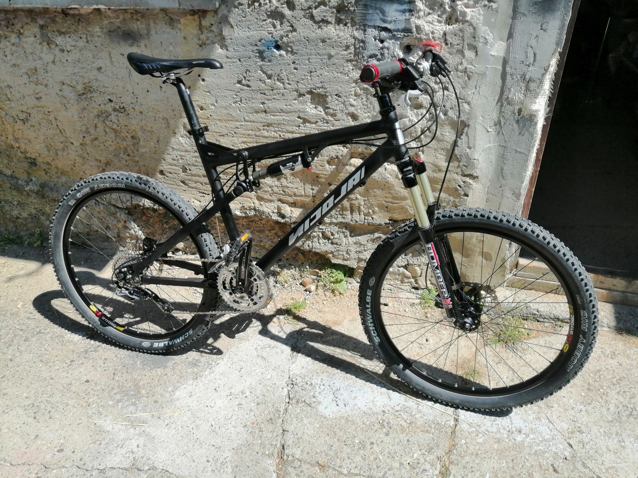 Bicicleta Nicolai full suspensii pe aer