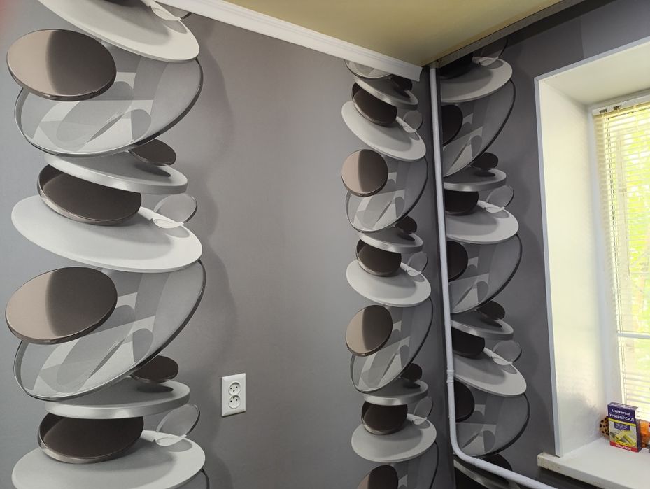 Поклейка обоев, демонтаж, побелка, галтели.