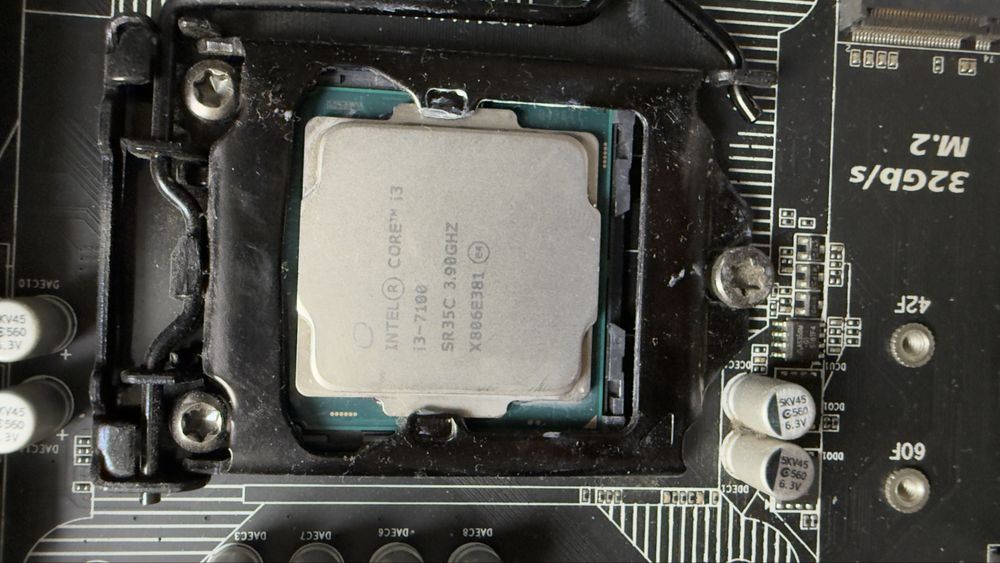 Placa de baza Gigabyte + Procesor i3 7100 + 4GB RAM