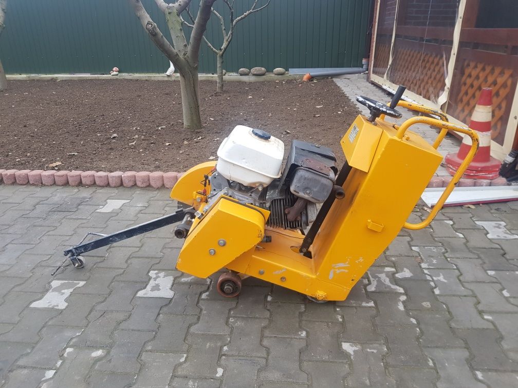 Vând Mașina de tăiat beton