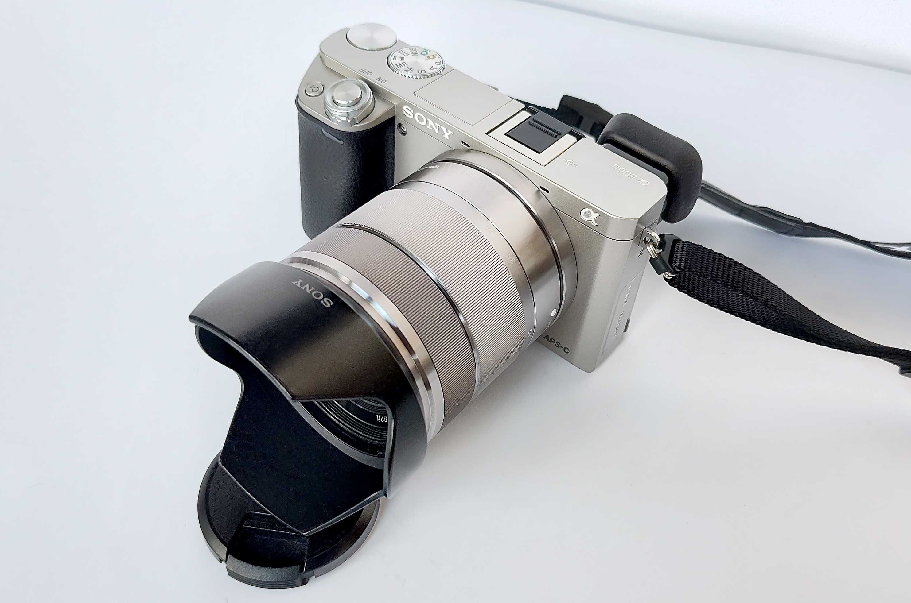 Безогледален фотоапарат Sony a6000 на 1500 кадъра - сребърната версия!