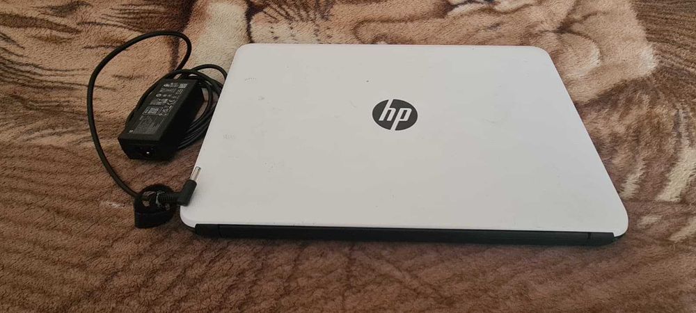 Laptop HP de 14" cu procesor Celeron,2 Gb RAM si 32 Gb stocare