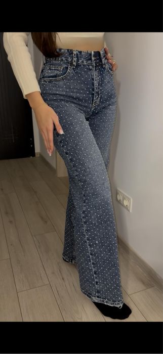 Blugi cu pietre evazati
