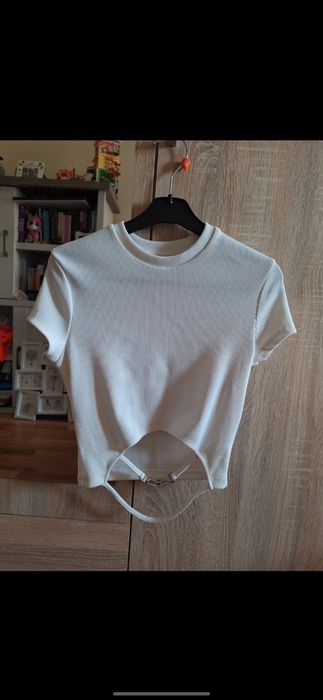 Top alb Bershka.