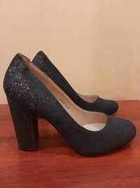Блестящи черни обувки с висок ток