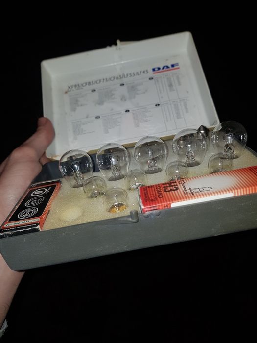 Стар комплект крушки на Филипс цената е 35лв за целия комплект