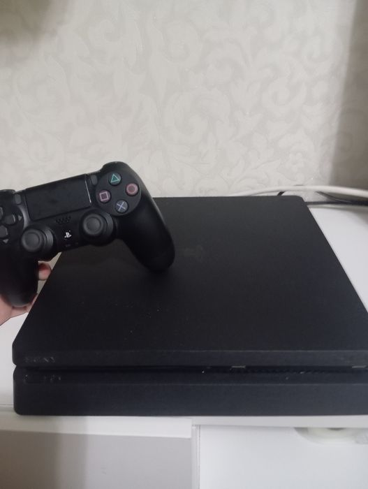 Продаю PS 4. В отличном состоянии выставляю что бы купить компьютер