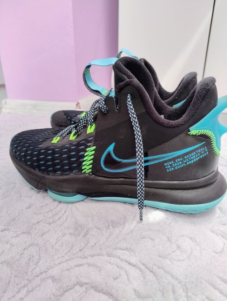 Nike LeBron Witness 5