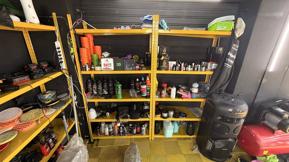 Продавам метални стелажи