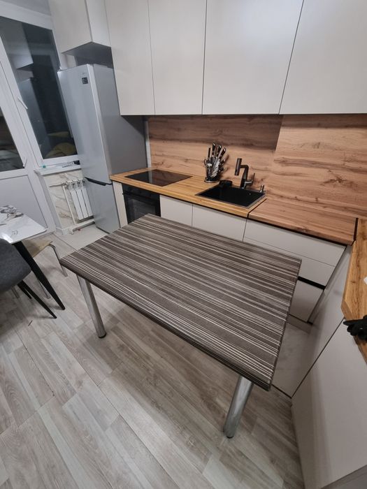 Продам стол кухонный