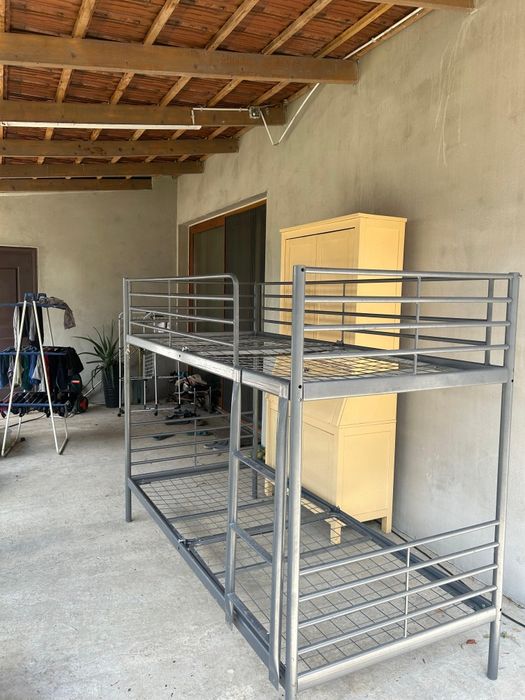 Vând pat dublu de metal ikea