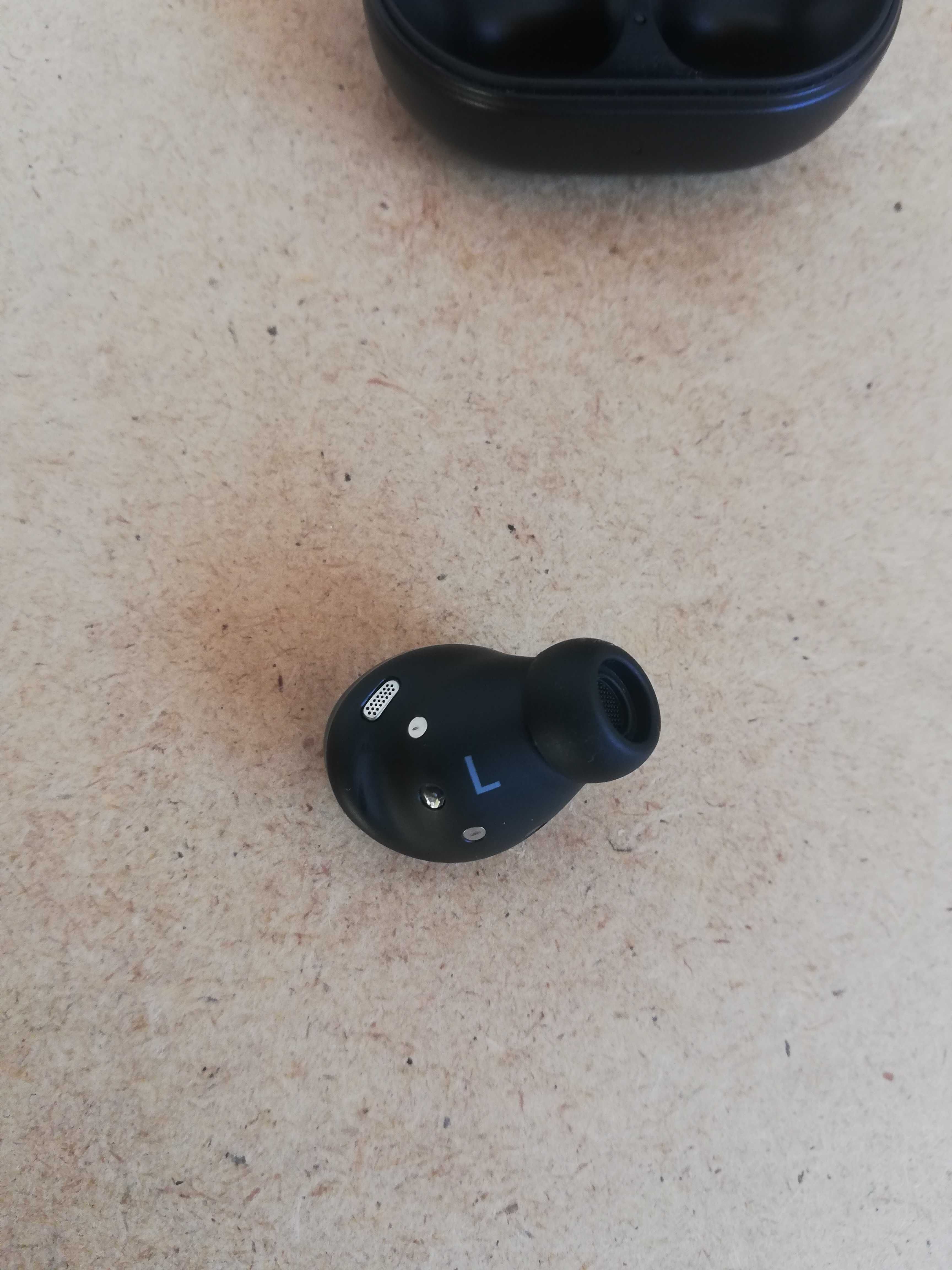 Samsung Galaxy Buds Pro зарядно и лява слушалка